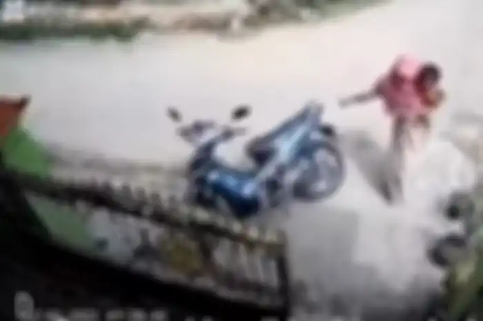 Punya masalah apa nih, video emak-emak dengan sengaja main dorong motor tetangganya sampai terjatuh.