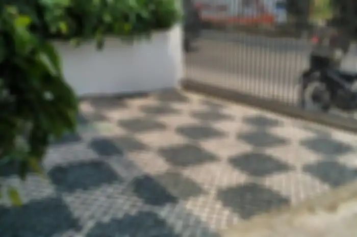 Paving blok ramah lingkungan untuk lantai carport dengan pemasangan yang praktis. 