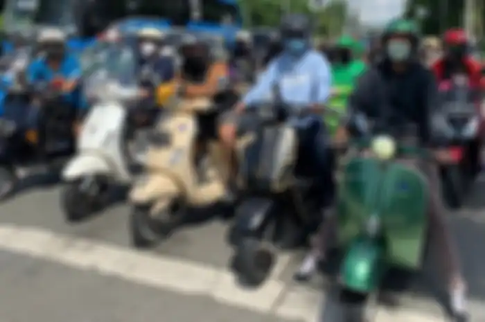 Bengkel Scooter Jam Jakarta Timur bareng komunitas Vespa Pop Scoots gelar riding charity untuk bantu korban erupsi Gunung Semeru, Jawa Timur.