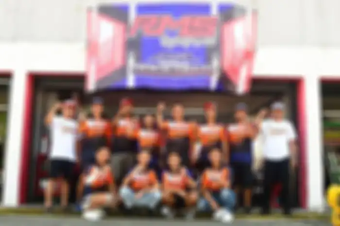 Dua pembalap motor nasional era 2000-an, Hokky Krisdianto (kedua dari kiri) dan Ade Taruna (keempat dari kanan) menukangi skuat RMS Racing Team di Kejurnas Balap Motor Bebek Piala Presiden 2021