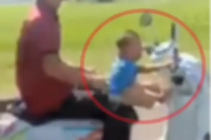 Viral, video seorang bayi yang sedang mengendarai motor di jalan raya, sang boncenger justru bikin geram netizen.