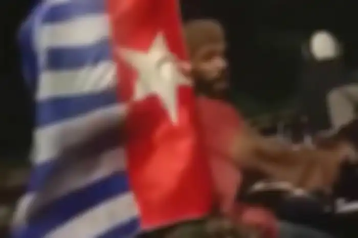 Pemotor kibarkan bendera bintang kejora