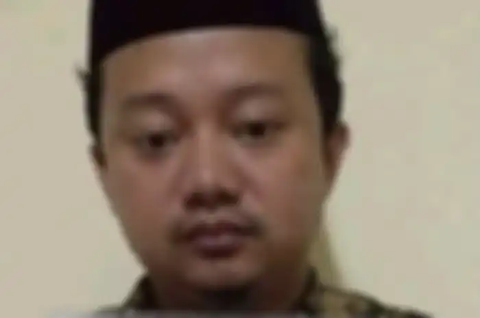Foto kondisi terkini Herry Wirawan ditunjukkan langsung oleh Karutan Bandung Riko Stiven. Ayah korban mengaku terus ditelepon Herry.