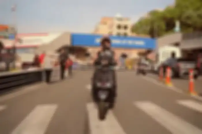 Video juara dunia F1 2021, Max Verstappen keliling Monaco bawa motor Vespa, jarang-jarang nih.