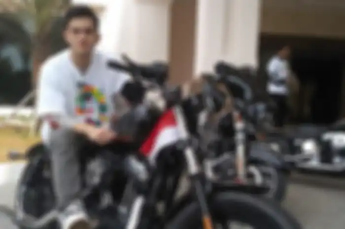 Rizky Nazar bersama motor gede Harley-Davidson