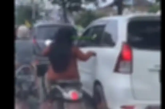 Video pemotor wanita berambut panjang mengganggu pengendara mobil sedang diburu Polisi, begini loh kelakuannya.