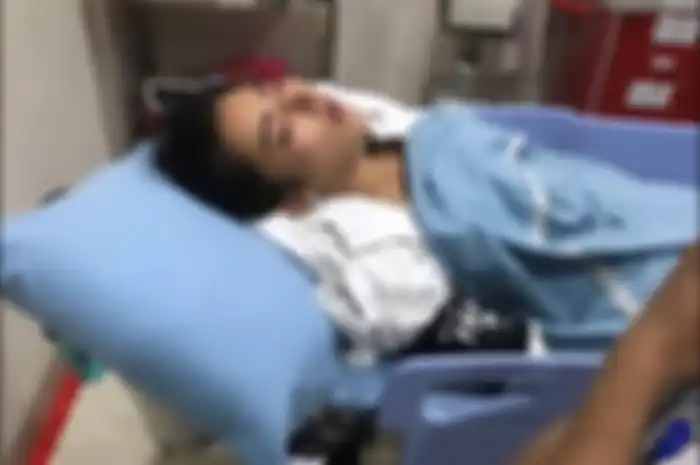 Foto Ayu Aulia yang terbaring lemah dengan kondisi tak sadarkan diri beredar di media sosial. Ayu sempat bongkar rumah tangga Vicky Prasetyo.