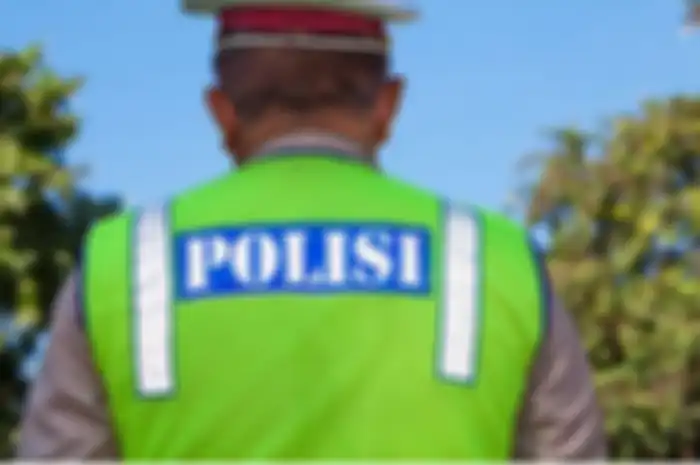 Geger, anggota polisi hampir dikeroyok karena menarik paksa motor warga bareng enam polisi gadungan.