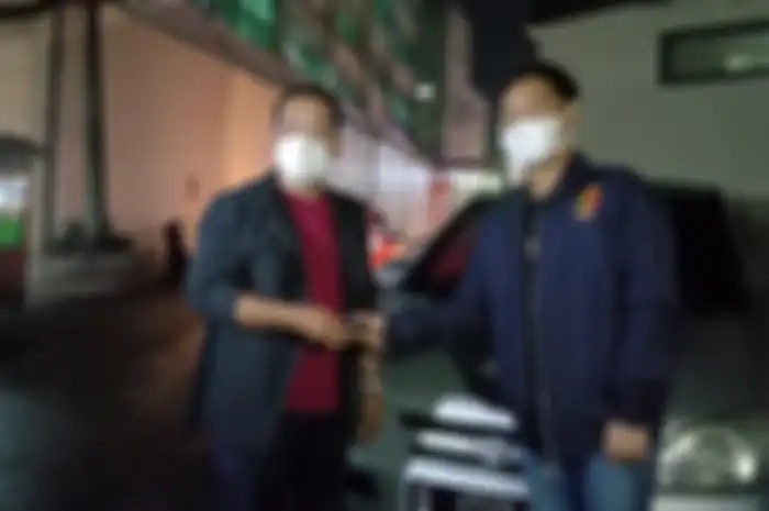 Serah terima kunci mobil yang sempat hilang milik Anthony Ginting kepada sang ayah, Edison Ginting.