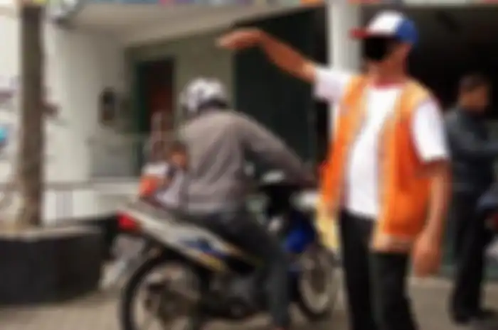 Ilustrasi tukang parkir. Pendapatan tukang parkir minimarket ternyata tembus segini per hari, wah bisa beli helm full face nih!