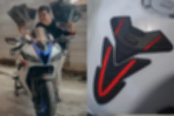 Kolaborasi dengan Mblo Rizki, Hayaidesu rilis Tank Pad Universal untuk Motor Sport
