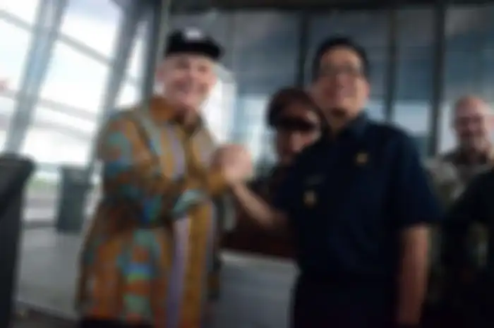 Duta Besar Amerika Serikat untuk Indonesia Joseph R. Donovan, didampingi Bupati Pulau Morotai Benny Laos di Museum Perang Dunia II, Senin (01/04/2019)