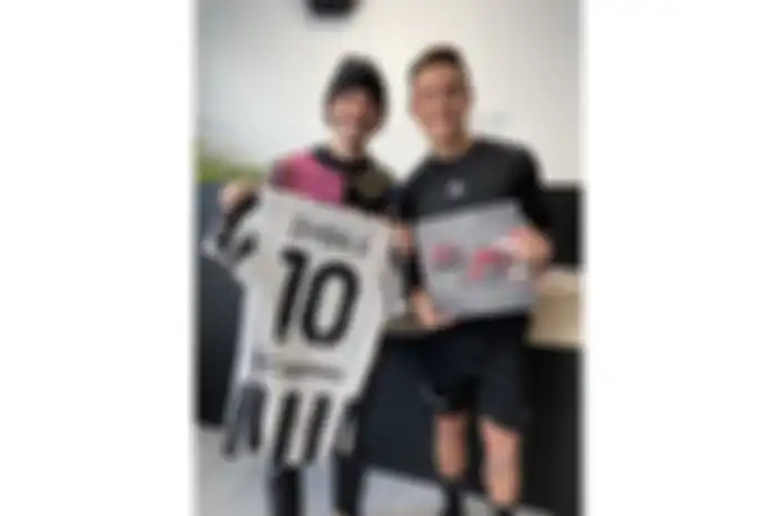Murid Valentino Rossi, Fransesco Bagnaia saat main ke markas Juventus.