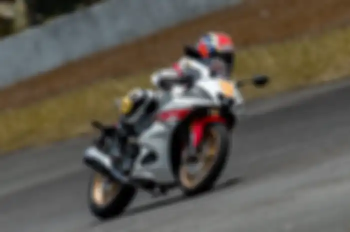 Galang Hendra Pratama saat test ride All New R15 Connected di Sentul International Circuit.
