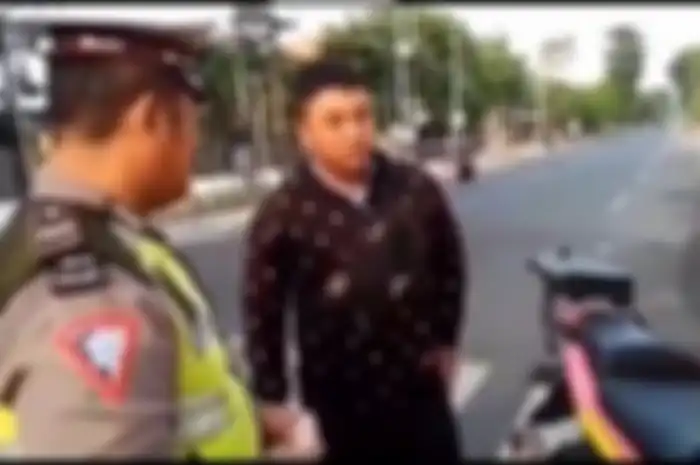 Viral video seorang bikers kena tilang polisi perkara buka jalan untuk ambulans.