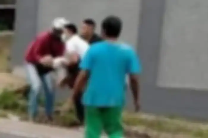 Foto itu berasal dari tangkapan layar video amatir warga yang merekam saat pelaku tabrak lari mengevakuasi tubuh Handi dan Salsabila.