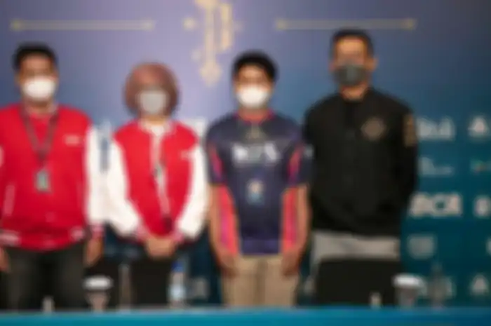 Leo (kedua dari kanan) adalah Master Speed Chess di Turnamen Mobile Game Catur Pertama dan Terbesar di Indonesia tahun ini.