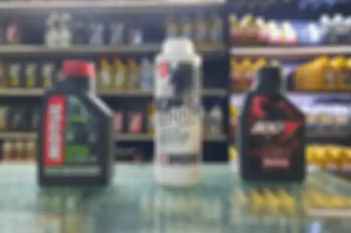 Beda dari oli mesin biasa, ternyata ini kandungan di dalam oli ester buat motor.
