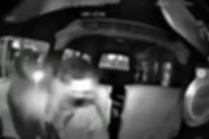 Mencekam, viral di media sosial video pemotor ngamuk sampai melayangkan bogem mentah ke sopir angkutan umum.