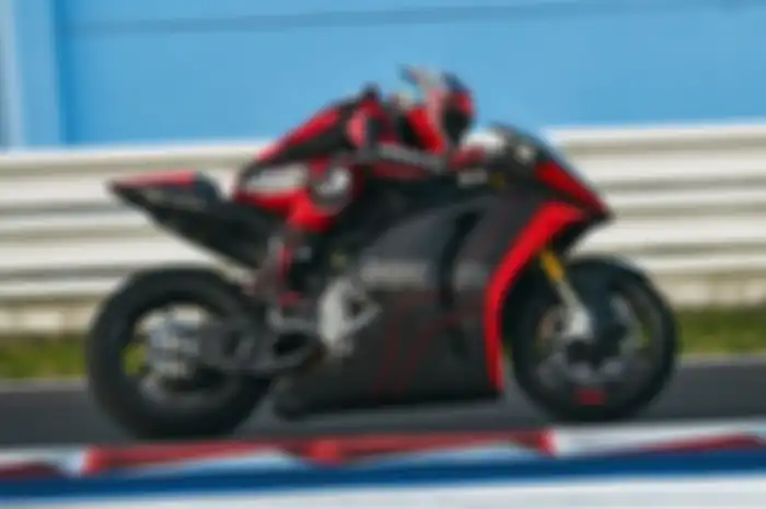 Penampakan motor balap baru Ducati yang dijajal test rider Michele Pirro di sirkuit Misano, gak ada knalpotnya