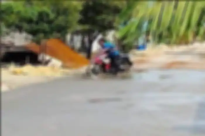 Bikin jengkel, video kelakuan bapak-bapak naik motor Honda Supra X 125 menerobos jalanan yang sedang dicor dan masih basah.