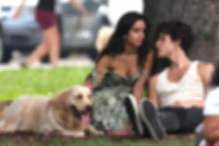 Shawn Mendes bersama Camila Cabello dan Tarzan