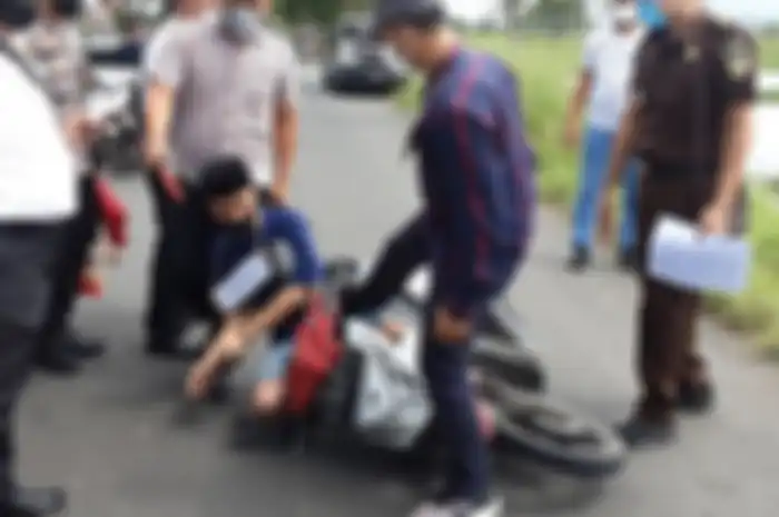 Berawal saling tendang di atas motor, seorang pemotor tewas di Kendal, Jawa Tengah gara-gara cemburu.