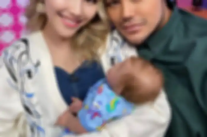 Setelah makin rajin memamerkan foto Eqqel di Instagram hingga bikin heboh, Ivan Gunawan buka suara. Ternyata anak Igun dibuat di negara ini.