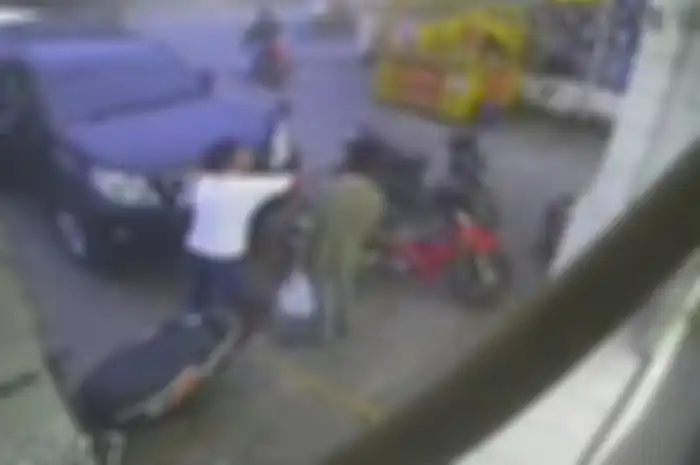 Gak Terima Dipukul Sopir Mobil Mewah di Minimarket, Pemotor Ini Langsung Bawa Hasil Visum ke Polisi
