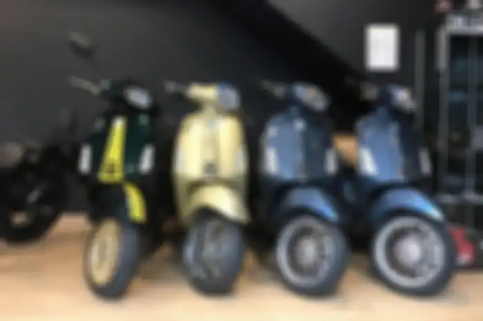 Wow, ada Vespa limited edition kondisi mulus dijual di showroom moge bekas CEM modelnya apa aja nih?