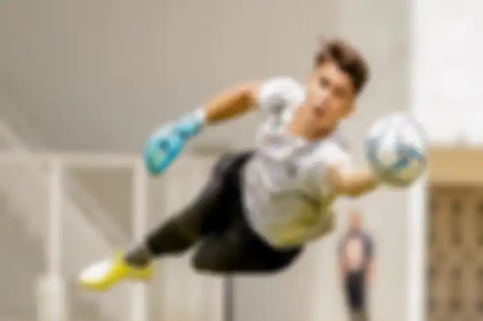 Kiper Timnas Indonesia Nadeo Argawinata tetap bilang semangat, intip gaya kerennya bareng motor yuk!