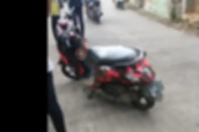 Tabrak motor anggota ormas, tiga orang penumpang yang ada di dalam taksi online malah babak belur dikeroyok.