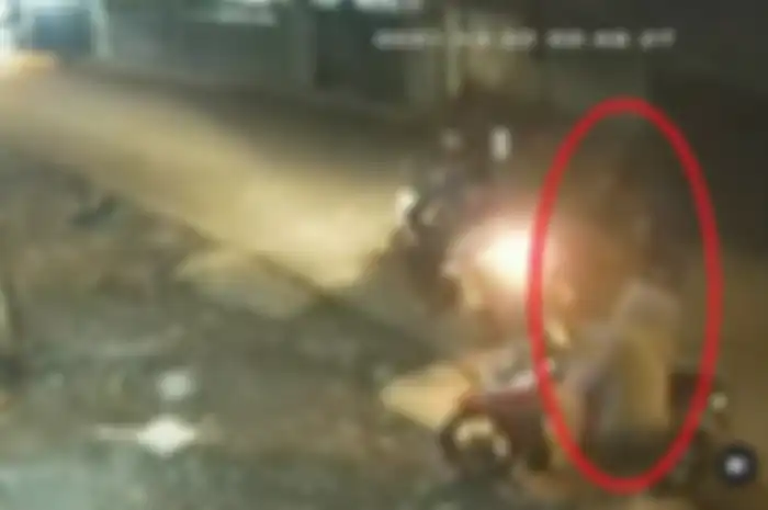 Beredar di media sosial video begal sadis serang pemotor di Depok, Jawa Barat korban berdarah kena bacok celurit.