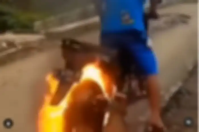 Bikers Suzuki Satria F-150 bernomor polisi AA berulah, lakukan aksi burn out ala-ala film ghost rider.