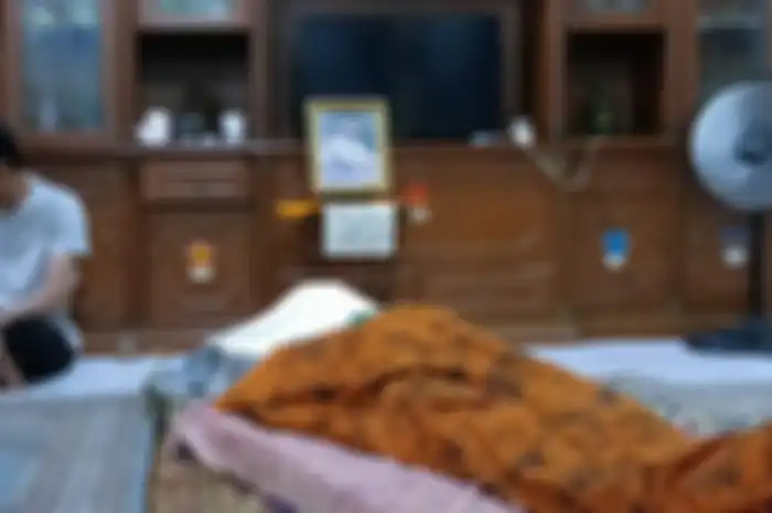Foto jenazah Jimmy Gideon dibaringkan di atas kasur di ruang tamu rumahnya yang sederhana. Lawan main Lydia Kandou ini sudah berhijrah.
