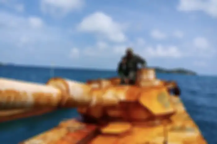 Benda mirip tank itu sempat bikin heboh di media sosial beberapa waktu lalu. Saat itu, benda ini berhasil difoto sedang mengapung di Laut Natuna.