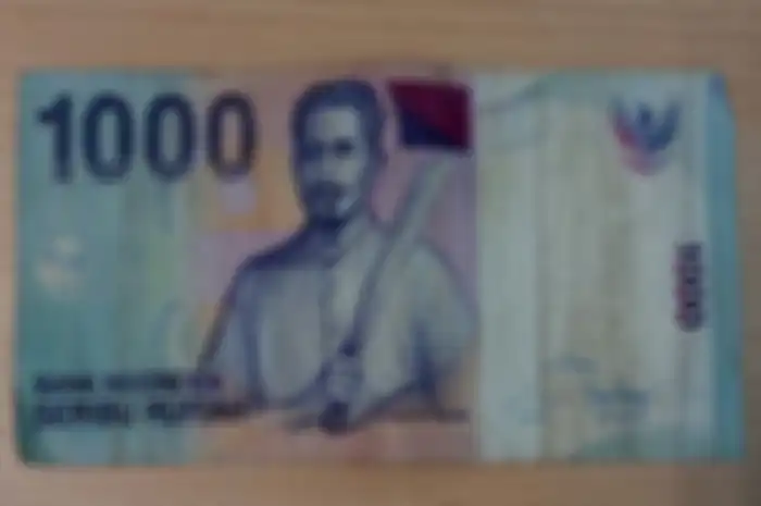 Foto ilustrasi. Uang kertas Rp 1000 Pattimura siap dibayar mahal, perhatikan ciri yang dicari jangan asal tukar.