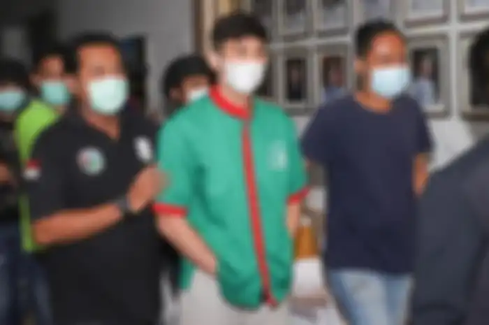 Dalam foto yang beredar luas terlihat mantan suami Nindy Ayunda Askara Parasady mengenakan baju tahanan berwarna hijau saat dirilis polisi. 