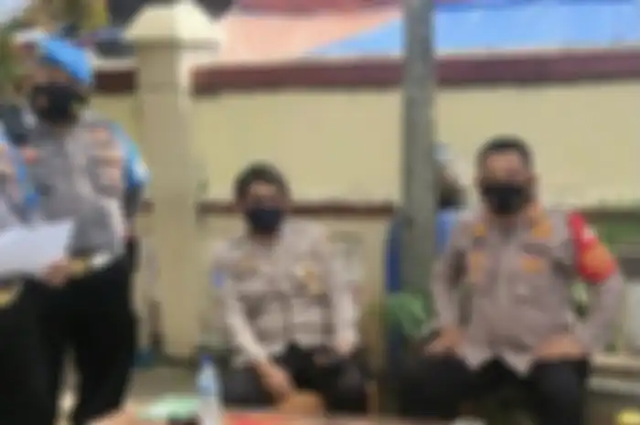 Foto kegiatan Kapolsek Sepatan itu sayangnya tidak diunggah satu per satu. Foto AKP Oky Bekti (kanan) dibuat kolase di media sosial Polsek Sepatan.