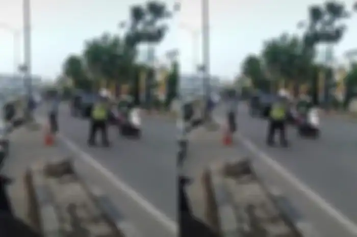 Aksi seorang driver ojek online terobos rombongan presiden.