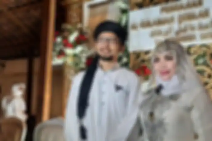 Modifikator dari Chemonk Modified resmi mempersunting artis Roro Fitria, ingin honeymoon riding ke sirkuit Mandalika, Lombok, NTB.