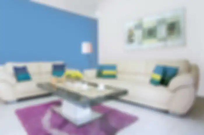 Biru jadi aksen pada dominannya warna putih susu di ruangan. 