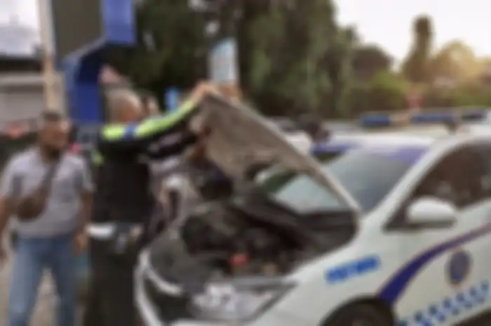 Petugas Dishub Kawal Mobil Mewah Lawan Arus di Puncak Saat Tahun Baru, Langsung Ditilang Polisi