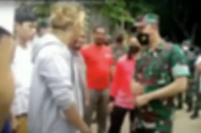 Habib Bahar bin Smith emosi didatangi Danrem Bogor. Pengacara Habib Bahar bin Smith, Aziz Yanuar, mengatakan tindakan jenderal TNI itu sebagai bentuk penyalahgunaan kekuasaan.
