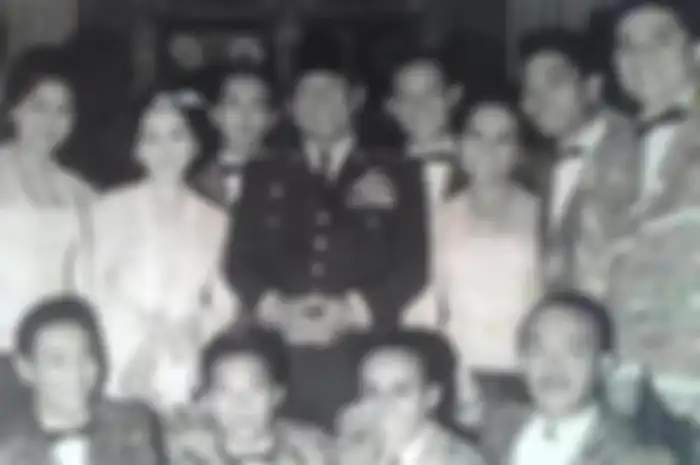 Umi Elvy Sukaesih mengunggah foto Munif Bahasuan di akun Instagram pribadinya. Munif (kedua dari kanan) adalah salah satu penyanyi kesayangan Bung Karno.
