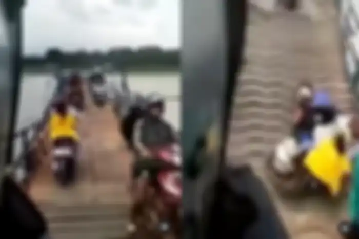 Viral di media sosial video jembatan apung roboh di Kabupaten Bandung Barat, Jawa Barat, pemotor terperosok langsung teriak histeris.