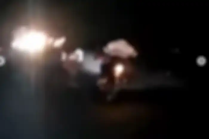 Mencekam, video aksi konvoi geng motor yang meneror warga di jalan raya sambil mengacung-acungkan pedang.