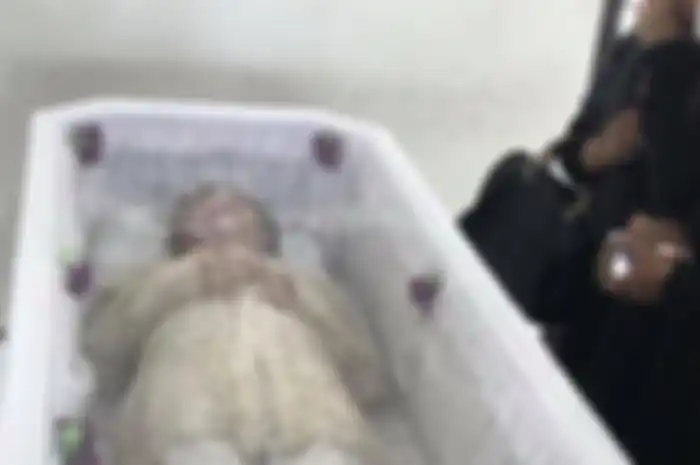 Foto jenazah artis sinetron Yana Zein di dalam peti mati beredar luas. Namun, drama muncul ketika ayahnya datang ke rumah duka.