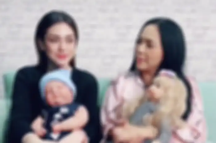 Foto Celine Evalingesta bersama bayi boneka arwah baby Joseph diunggah oleh selebgram Furi Harun di akun Instagram miliknya. 