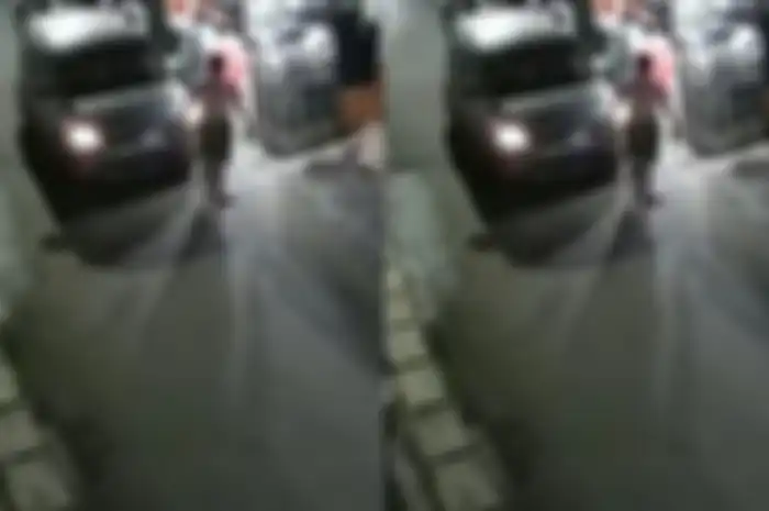 Setelah tabrak motor, sopir mobil keluar tenteng benda mirip pistol sambil bilang begini.